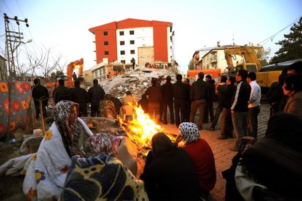 Erci'te depremden sonra atein etrafnda oturup sevdiklerinden haber bekleyen kadnlar (24 Ekim 2011)