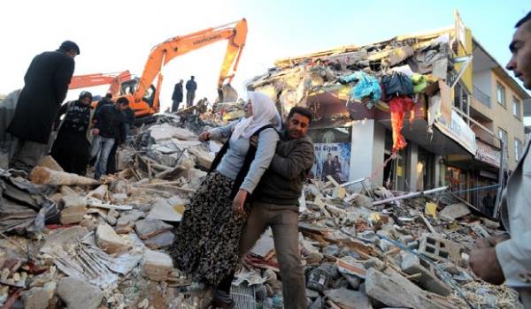 Erci'te yklan bir evde hayatn kaybedenlerin yakn (24 Ekim 2011)