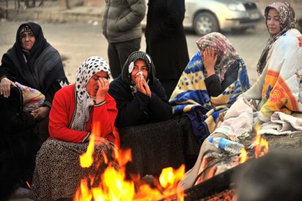 Erci'te deprem sonrasnda sevdiklerinden haber bekleyen kadnlar (24 Ekim 2011)