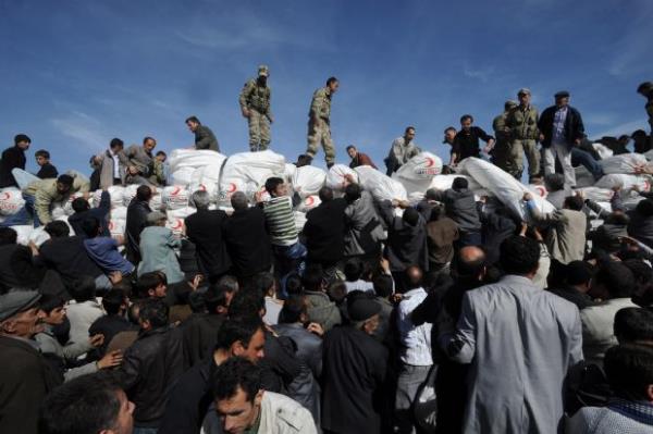 Trk Kzlay Erci'te depremden sonra kamyonla adr datyor adr (24 Ekim 2011)