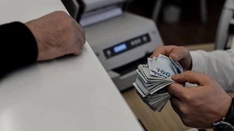 Hazine ve Maliye Bakan� Mehmet �im�ek de d�zenlemenin af niteli�i ta��mad���n�, vergisini d�zenli �deyen m�kellefler a��s�ndan adaleti koruyan bir sistem kuruldu�unu belirterek, uygulaman�n "�deme iradesi" bulunan esnaf gibi m�kelleflere kolayl�k sa�layaca��na i�aret etmi�ti.