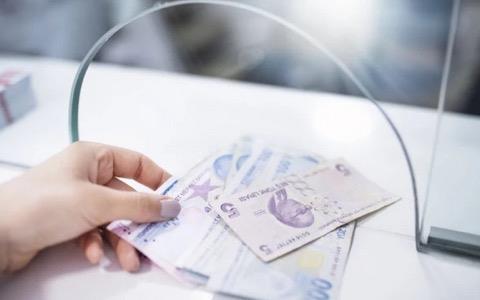 Vergi dairelerine olan bor�lar�n 72 aya kadar taksitlendirilmesine imkan tan�yan �deme kolayl��� d�zenlemesi vatanda�lardan yo�un ilgi g�rd�. Af niteli�i ta��mayan uygulama kapsam�nda vergi, har�, trafik para cezas�, ecrimisil, adli para cezas� ve ��renim kredisi gibi bir�ok kamu alaca�� yap�land�r�labiliyor.