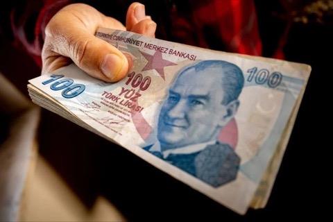 Bor�lar�n� taksitlendiren m�kellefler hakk�nda, vergi dairesince cebri takip yap�lmayacak. B�ylece, taksitlendirilmi� bor�lardan dolay� m�kelleflerin bankalardaki hesaplar�na, gayrimenkullerine ve ara�lar�na haciz konulmayacak. Ayr�ca, ara�lar �zerine tatbik edilmi� yakalama �erhlerinin kald�r�lmas� m�mk�n olacak ve sat�� i�lemleri ask�ya al�nacak.
