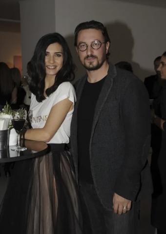 Tuba B�y�k�st�n ve Onur Saylak'�n 2011 y�l�nda Paris'te ba�layan ve ikiz k�zlar� Maya ile Toprak'�n do�umuyla ta�lanan 6 y�ll�k evlilikleri, 2017 y�l�nda sessiz sedas�z sona ermi�ti.