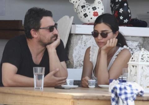 "HAYATIMLA ���M ARASINDA SE��M YAPTIM"  <p>  Kariyerinin zirvesindeyken ekranlardan elini ete�ini �ekmesiyle ilgili gelen soruya ise net bir s�n�r �izerek yan�t veren Tuba B�y�k�st�n, son olarak �unlar� s�yledi:<br>    "Anneli�imle i�im aras�nda se�im yapmak zorunda kald�m demeyece�im ��nk� annelik hayat�m�n vazge�ilmez bir par�as�. ��im ise hayat�m�n bir partneri. Dolay�s�yla anneli�imle de�il, hayat�mla i�im aras�nda bir se�im yapmak zorunda kald���m bir d�nem oldu ve ben hayat�m� tercih ettim. 2017'de televizyona ara verdikten sonra bir daha televizyon projesinde yer almad�m."