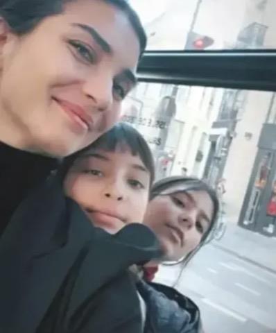 "HAYATIMIN EN ZOR D�NEM�YD�..."<p>    "K�zlar�m�n yan�nda olmam gerekiyordu. O d�nemde 3-4 y�l boyunca hi� �al��mad�m. Herkes 'Nas�l yani, sen 4 sene �al��mad�n m�?' diyor. �al��mad�m; o zaman hayat�m�n en zor d�nemiydi. Bir evlili�i bitirmek ve bu karar� vermek hi� kolay de�il. Hele �ocuklar�n�z varken... Bunu milyonlarca insan�n g�z� �n�nde ya�amak, olur olmaz fikirlere maruz kalmak �ok y�prat�c�. Bir noktada ise bunlar� kapatman�z gerekiyor ��nk� korumam gereken ba�ka �eyler vard�"
