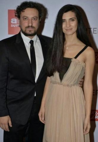 �kiz k�zlar� Maya ve Toprak i�in kariyerine uzun s�re ara verdi�ini belirten �nl� oyuncu, �ocuklar�na yard�mc�s�z �ekilde kendisinin bakt���n� a��klad�. B�y�k�st�n, anneli�i ile i�i aras�nda de�il, hayat� ile kariyeri aras�nda se�im yapt���n� ve bu s�re�te hayat�n� tercih etti�ini s�yledi.