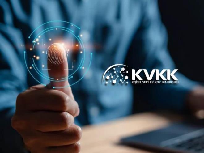 <strong>Ki�isel Verilerin Korunmas� Kanunu kapsam�nda a��k r�zan�n veri i�leme faaliyetinden �nce teredd�de yer b�rakmayacak �ekilde al�nmas� gerekti�ini de�erlendiren KVKK kurulu, karar�nda �irkete Elektronik Ticaretin D�zenlenmesi Hakk�nda Kanun ve �leti Y�netim Sistemi'ne de at�fta bulunarak veri sahibinin onay� olmadan ticari elektronik ileti g�nderilmesinin hukuka ayk�r� oldu�unu bildirdi.&nbsp;</strong>