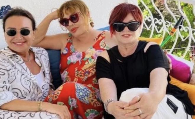 Emel M�ft�o�lu&nbsp;da yeni ya��na giren yak�n dostu&nbsp;Sezen Aksu'yu unutmad�.&nbsp;M�ft�o�lu, Aksu'nun&nbsp;do�um g�n�ne �zel sosyal medya hesab�ndan bir payla��mda bulundu.