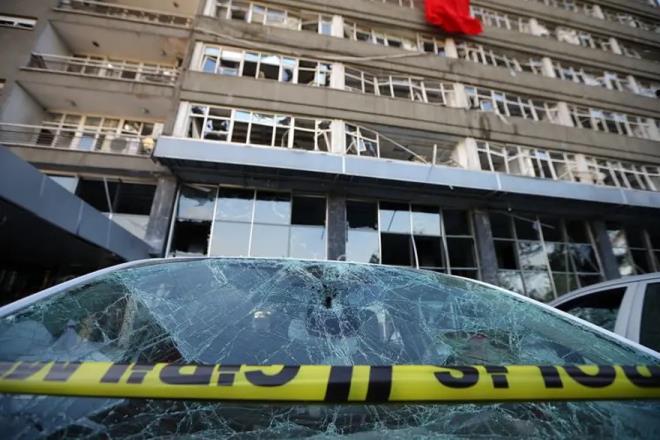 <p>15 Temmuz Darbe giri�iminin �zerinden 10 y�l ge�ti ancak yeni bilgiler ortaya ��kmaya devam ediyor.</p><p>&nbsp;</p><p>G�venlik kaynaklar�ndan edinilen bilgiye g�re, darbe giri�iminin ilk ad�m� 1 Kas�m 2015 se�imleri ile at�ld�.</p><p>&nbsp;</p><p>Genel se�imlerde b�rokraside kurdu�u g�c�n etki etmedi�ini g�ren FET�, B plan�n� devreye soktu.</p>