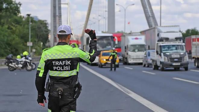 �sk�dar'da, Beylerbeyi'nden k�pr�ye kat�l�m, K�s�kl� Caddesi'nden k�pr�ye kat�l�m, Altunizade Kav�a�� ve Tophaneli Caddesi'nde k�pr�ye kat�l�m trafi�e kapal� olacak.