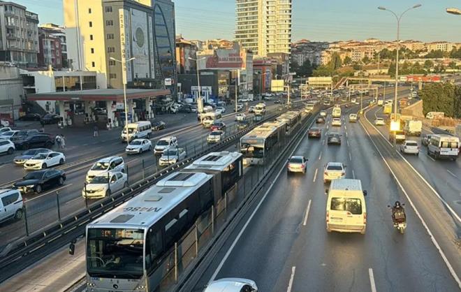 <h2 class="text-size-18 md:text-size-22 px-2.5 mt-2 text-black font-bold pt-2">ALTI DURAK KAPALI OLACAK</h2><div class="text-size-18 md:text-size-18 p-3 pb-1 font-medium text-black ck ck-content break-words leading-normal"><p>Metrob�s seferlerinin Zincirlikuyu ile S���tl��e�me istasyonlar� aras�nda Fatih Sultan Mehmet K�pr�s� g�zergah� �zerinden ger�ekle�tirilece�i belirtilen duyuruda, �u ifadelere yer verildi:</p><p>&nbsp;</p><p>"- Bu s�re�te 15 Temmuz �ehitler K�pr�s�, Burhaniye, Altunizade, Ac�badem, Uzun�ay�r ve Fikirtepe istasyonlar� yolcu ini� ve bini�ine kapal� olacakt�r.</p></div>