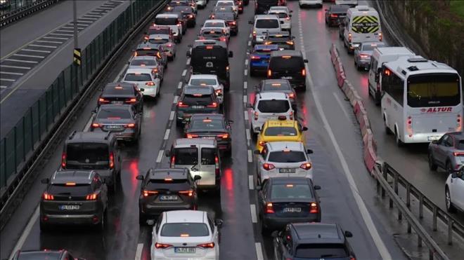Buna g�re, 15 Temmuz �ehitler K�pr�s�'ne ba�lanan g�zergahlarda, D-100 g�ney yol Be�ikta�-Sar�yer ayr�mlar� mevkisi ve D-100 kuzey yol �mraniye-Altunizade ayr�mlar� mevkisi trafi�e kapal� olacak.