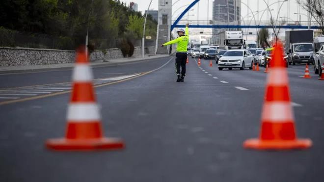 �stanbul Emniyet M�d�rl��� Trafik Denetleme �ube M�d�rl��� taraf�ndan, 15 Temmuz Demokrasi ve Mill� Birlik G�n� etkinlikleri kapsam�nda, 15 Temmuz 2026 �ar�amba g�n� ger�ekle�tirilecek "15 Temmuz Demokrasi ve �ehitleri Anma Ko�usu" program� kapsam�nda kapanacak yollar ve alternatif g�zerg�hlar belirtildi. Peki, �stanbul'da yar�n hangi yollar trafi�e kapal� olacak? ��te 15 Temmuz �ar�amba g�n� trafi�e kapal� yollar.