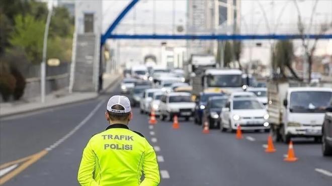 <p><strong>15 Temmuz �ehitler K�pr�s�'nde;</strong></p><p>&nbsp;</p><p>D-100 G�ney Yol Be�ikta� Sar�yer Ayr�mlar� Mevkii</p><p>&nbsp;</p><p>D-100 Kuzey Yol �mraniye Altunizade Ayr�mlar� Mevkii</p><p>&nbsp;</p><p><strong>�sk�dar �l�esinde;</strong></p><p>&nbsp;</p><p>Beylerbeyi K�pr� Kat�l�m</p><p>&nbsp;</p><p>K�s�kl� Caddesi Altunizade K�pr� Kat�l�m</p><p>&nbsp;</p><p>Altunizade Kav�ak</p><p>&nbsp;</p><p>Tophaneli Caddesi K�pr� Kat�l�m</p>