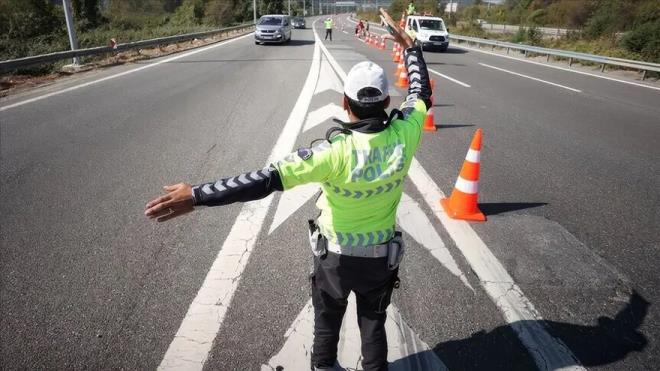 <h2 class="text-size-18 md:text-size-22 px-2.5 mt-2 text-black font-bold pt-2">15 TEMMUZ KAPALI YOLLAR L�STES�</h2><div class="text-size-18 md:text-size-18 p-3 pb-1 font-medium text-black ck ck-content break-words leading-normal"><p>�stanbul'da ba�layacak olan trafik tedbirleri kapsam�nda yollar bu gece yar�s� saat 03.00'ten trafi�e kapat�lacak ve 15 Temmuz �ar�amba g�n� saat 15.00'te a��lacak.</p><p>&nbsp;</p><p>��te kapanacak yollar:</p><p>&nbsp;</p><p><strong>Be�ikta� il�esinde kapanacak yollar �u �ekilde;</strong></p><p>&nbsp;</p><p>Barbaros Bulvar� Sait �ift�i K�pr� Kat�l�m</p><p>&nbsp;</p><p>Sait �ift�i Varyant �st� K�pr� Kat�l�m</p><p>&nbsp;</p><p>Y�ld�z Posta Caddesi Gayrettepe D-100 G�ney Kat�l�m</p><p>&nbsp;</p><p>Barbaros Bulvar� Zincirlikuyu D-100 G�ney Kat�l�m</p><p>&nbsp;</p><p>Barbaros Bulvar�ndan Sar�yer �stikametine D-100 Kuzeye Kat�l�m</p></div>
