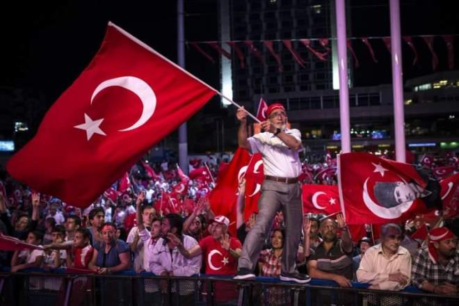 2016 y�l�n�n 15 Temmuz ak�am� saat 20.30 sular�nda bir ihanet kalk��mas� ger�ekle�ti. T�rk Silahl� Kuvvetleri'nde cuntac� bir grup asker, Pensilvanya'dan ald�klar� emirle; Ankara merkezli olan bu giri�imde �stanbul'da bulunan tarihi k�pr�leri kapatt�. M�cadele, TRT'nin spikeri Tijen Kara�'�n cuntac� askerlerin diretmelerine dayanmas� ve gazeteci Hande F�rat'�n Cumhurba�kan� Recep Tayyip Erdo�an ile yapt��� g�r��meyle ba�lad�. Demokrasinin temsili olan 15 Temmuz gecesinde kad�nlar Kurtulu� Sava�� d�nemi direni�i g�sterdi.