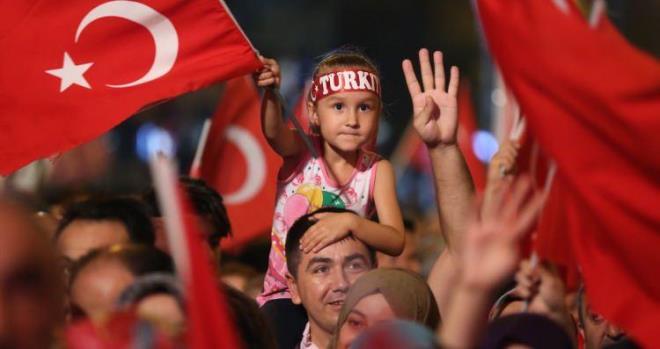 <span><strong>"Yar�nlar�n sahibi ey gen�lik/�yi tan�, ebedi s�kunetle bu mezarda yatan/Hak i�in, bayrak i�in can�n feda edip/Arma�an etti bize bu mukaddes vatan�...."</strong></span>