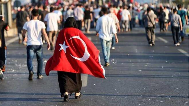 <p><span style="color:#2F4F4F"><strong>G�nlerdir meydanlarda n�bet tutan kad�n kahramanlar, 97 y�l �nceki mukaddes canlar�n g���sledi�i bayrak dalgalanmaya devam etti.</strong></span></p>    <p><span style="color:#2F4F4F"><strong>O gece bir�ok �ocuk annesinden uzaktayken kimisi bu kutlu davaya �ahitlik etti.</strong></span></p>