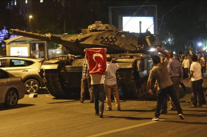 <span style="color:#2F4F4F"><strong>Kentin farkl� yerlerinde bulunan bir�ok birlikteki tank ve z�rhl� ara�lar da k��la d���na ��karak �ehir merkezlerinde vatanda�lar�n �zerine s�r�ld�.</strong></span>
