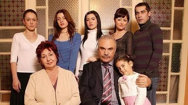 T�rk dizi tarihine damga vuran, 2008 -2010 y�llar� aras�nda izleyenleri ekrana kilitlemeyi ba�aran Yaprak D�k�m� dizisi g�n�m�zde de en �ok konu�ulan diziler aras�nda yerini al�yor.
