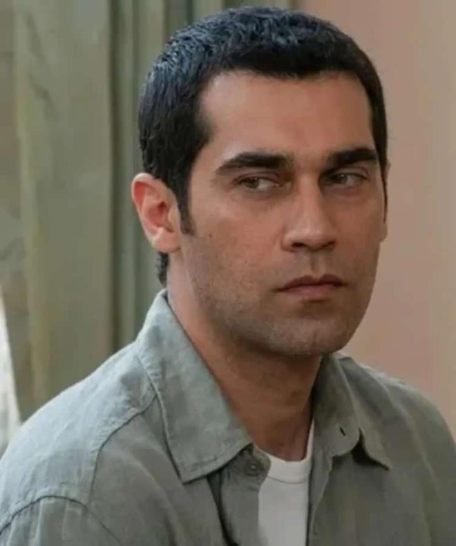 �nl� ismi g�renler tan�yamazken Kurtaran'�n de�i�imi hayranlar� taraf�ndan �a�k�nl�k yaratt�.<o:p></o:p>