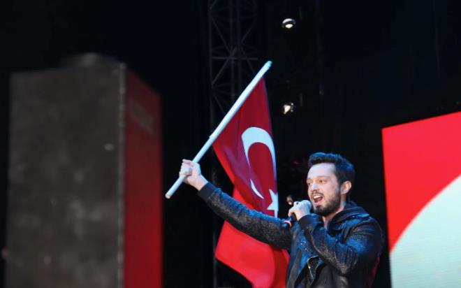 15 Temmuz Demokrasi ve Milli Birlik G�n� dolay�s�yla sanat, televizyon ve magazin d�nyas�n�n �nde gelen isimleri sosyal medya hesaplar�nda adeta tek y�rek oldu. Hain darbe giri�imine kar�� dik duru�lar�n� sergileyen ve milli irade vurgusu yapan �nl�ler; vatan� korumak u�runa can�n� feda eden aziz �ehitleri rahmetle anarken, kahraman gazilere ��kranlar�n� sunan duygu dolu anma mesajlar� ve g�rseller payla�t�.