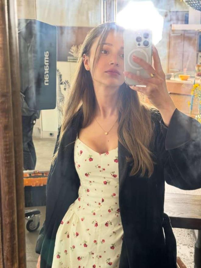 Oyuncunun yakla��k 10 y�l �nce liseden mezun oldu�unun �ne s�r�ld��� ve kendisine ait oldu�u iddia edilen eski foto�raflar sosyal medyada dolanmaya ba�lad�.