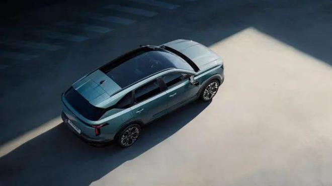 <p><strong>�� FARKLI DONANIM SE�ENE��</strong></p>  <p>&nbsp;</p>  <p>Dacia Striker, her ihtiyaca yan�t veren �� farkl� zengin donan�m paketiyle yollara ��kacak:</p>  <p>Expression: Konfor odakl� ba�lang�� paketi (�ift b�lgeli klima, Autohold, 17 in� jantlar).</p>  <p><br>Extreme: Macera ve arazi tutkunlar� i�in (18 in� jantlar, y�kanabilir d��emeler, e�im ini� kontrol�, panoramik tavan).</p>  <p><br>Journey: Uzun seyahatler ve l�ks konfor arayanlar i�in (Elektrikli bagaj, koltuk �s�tma, kablosuz �arj).</p>
