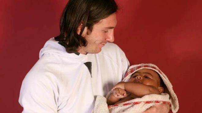 MESSI �LE B�RL�KTE KAMERA KAR�ISINA GE�T�<br><strong>Kampanya kapsam�nda yard�m takvimi i�in poz veren isimlerden biri de hen�z bebek olan Yamal'd�.&nbsp;</strong>