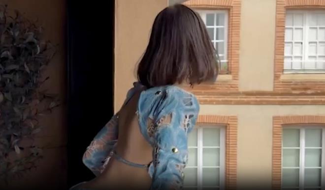 "NE BU TR�PLER KRAL"<br>  <p>Sosyal medya kullan�c�lar�, videonun alt�na, k�sa s�rede "Ne bu tripler kral?", "Dizisi tutmu� yard�mc� oyuncu" gibi binlerce ele�tirel yorum b�rakt�.</p>