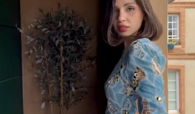 TRT ekranlar�n�n pop�ler yap�m� "Ta�acak Bu Deniz" dizisinde canland�rd��� Fadime karakteriyle kariyerinde h�zl� bir y�kseli�e ge�en Zeynep At�lgan, son d�nemin en �ok konu�ulan gen� yetenekleri aras�nda yer al�yor. Hem duru g�zelli�i hem de ba�ar�l� oyunculu�uyla dikkatleri �zerine �eken gen� oyuncu, son g�nlerde ise hem �zel hayat� hem de sosyal medya payla��mlar� nedeniyle ele�tiri oklar�n�n hedefi haline geldi.