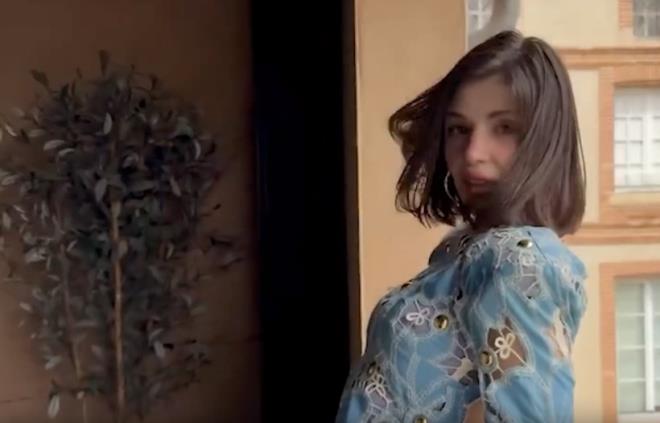 Ancak gen� oyuncunun ��kl���ndan ziyade, video boyunca sergiledi�i abart�l� hareketler ve yapmac�k bulunan mimikleri sosyal medyada adeta ele�tiri ya�muruna tutuldu.