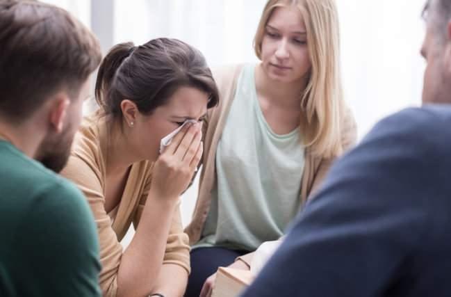 <p>PROFESYONEL YAS TUTUCU</p>    <p>Baz� k�lt�rlerde cenazelerde duygusal atmosferi g��lendirmek i�in �cretli olarak a�layan insanlar bulunuyor. �zellikle Asya'n�n baz� b�lgelerinde h�l� s�rd�r�len bir gelenek son d�nemde �lkemizde de uyguland��� s�yleniyor.&nbsp;</p>