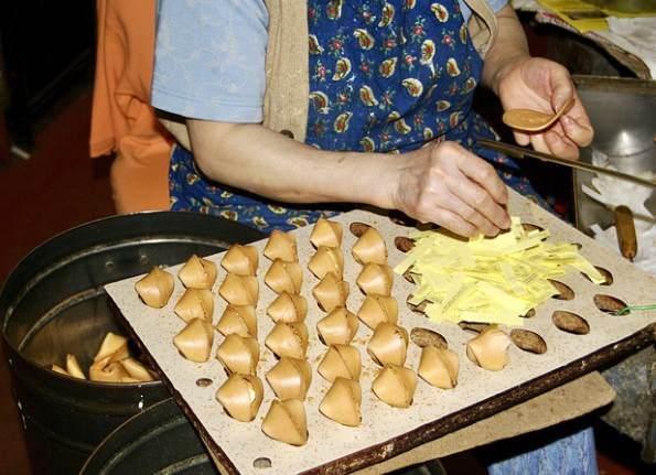 <p>�ANS KURAB�YES� YAZARLI�I</p>    <p>�ans kurabiyelerinin i�ine konulan k�sa ve etkileyici mesajlar� haz�rl�yor.&nbsp;</p>