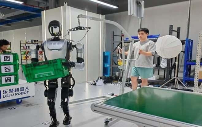 <p>ROBOT E��TMEN�</p>    <p>Yapay zek� sistemlerini e�itmek i�in veri haz�rl�yor ve robotlar�n davran��lar�n� test ediyor.&nbsp;</p>