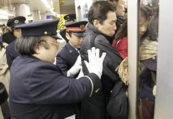 <p>O��YA(TREN �TME G�REVL�S�)&nbsp;</p>    <p>Japonya'da �zellikle sabah ve ak�am yo�unlu�unda g�rev yapan oshiyalar, d�nyan�n en s�ra d��� mesleklerinden biri olarak g�steriliyor. Bu g�revliler, a��r� kalabal�k trenlerde yolcular�n g�venli �ekilde vagona yerle�mesini sa�lamak ve kap�lar�n kapanabilmesi i�in gerekti�inde yolcular� nazik�e i�eri do�ru itiyor. Yo�un metro hatlar�nda ula��m�n aksamamas� i�in �nemli bir g�rev �stleniyorlar.</p>
