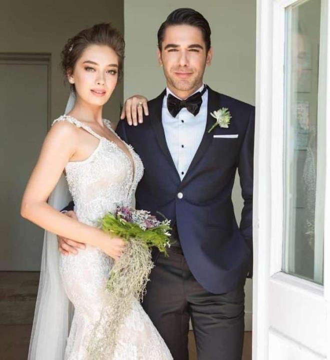 Kariyeri boyunca Yaprak D�k�m�, Fatih Harbiye, Kara Sevda, Sefirin K�z� ve Gecenin Ucunda gibi bir�ok ba�ar�l� yap�mda rol alan Atag�l, 2016 y�l�nda oyuncu Kadir Do�ulu ile d�nyaevine girmi�ti. �nl� �ift, o�ullar� Aziz'in d�nyaya gelmesiyle birlikte ilk kez anne ve baba olman�n sevincini ya�am��t�.