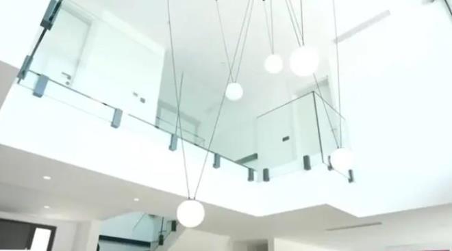 Salon tavan�nda bulunan ���k detaylar� da olduk�a dikkat �ekti.