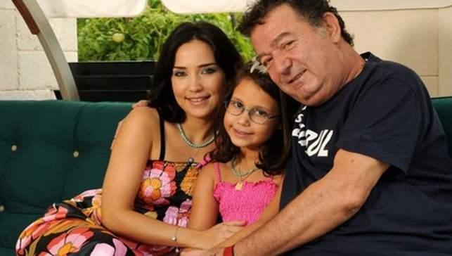 Kayahan ile evlili�inden Asl� G�n�l ad�nda bir k�z� bulunan �pek A�ar, Kayahan'�n 2015 y�l�ndaki vefat�n�n ard�ndan 2019'da m�zisyen Alper K�m�rc� ile nik�h masas�na oturmu�tu.