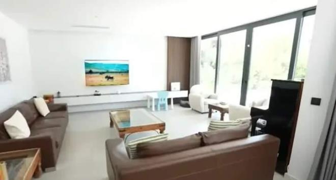 Evin salonunda beyaz ve kahverengi tonlar kullan�ld�
