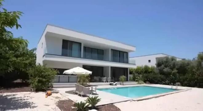 <p><span><strong>�K� KATLI V�LLASI HAYRAN BIRAKTI</strong></span></p>    <p>�pek A�ar'�n iki katl� havuzlu villas� hem i�i hem de d��� olacak �ekilde g�r�nt�lendi.</p>
