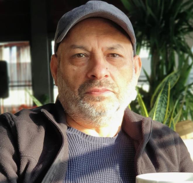 TRT ekranlar�nda f�rt�nalar estiren Okan Selvi, sadece 7 Numara ile de�il; Leyla ile Mecnun, G�n�l�elen ve Ters K��e gibi pek �ok ba�ar�l� yap�mda sergiledi�i performansla ustal���n� kan�tlad�. Oyunculuk kariyerini s�rd�ren ve yeni projelerle ekran kar��s�na ��kan Selvi'nin son hali g�ndem oldu.