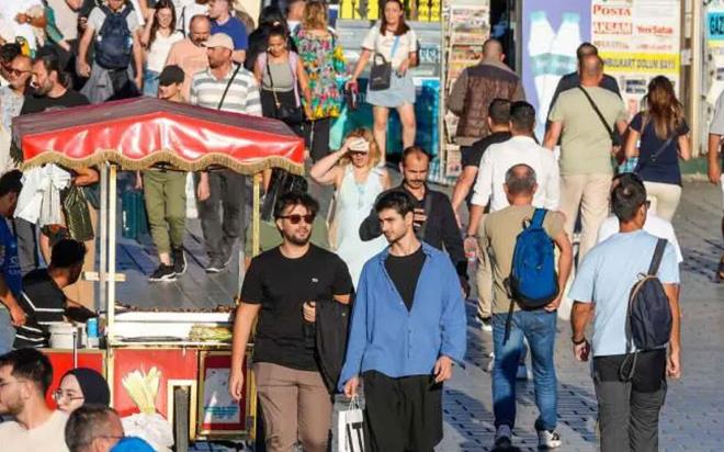T�rkiye'nin idari yap�s�nda de�i�iklik yap�lmas� uzun s�redir g�ndemdeki yerini koruyor. �zellikle n�fusu ve ekonomik g�c�yle �ne ��kan baz� b�y�k il�elerin il stat�s� kazanmas� y�n�ndeki talepler dikkat �ekiyor.