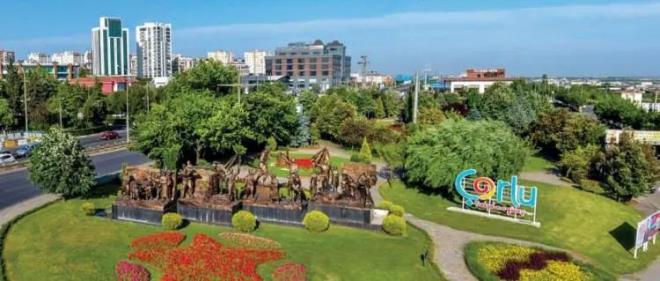 �ORLU<br>Tekirda�'�n sanayi merkezi �orlu, �retim kapasitesi, organize sanayi b�lgeleri ve yo�un n�fusuyla dikkat �ekiyor. Sanayi ve ticaretin kalbi konumundaki bu il�e, il olma potansiyeliyle �ne ��k�yor.