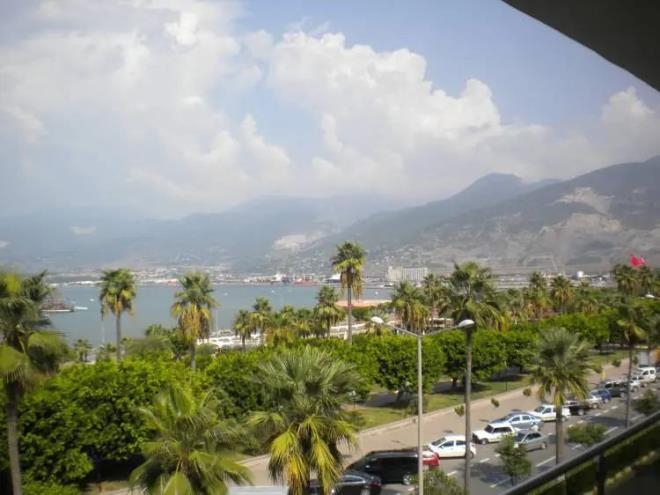 �SKENDERUN<br>Hatay'�n en b�y�k ekonomik merkezlerinden �skenderun, liman�, sanayi tesisleri ve ticaret hacmiyle b�lgesel bir �ekim merkezi konumunda. Sanayi ve ticaretin g�c�, onu il olma konusunda iddial� k�l�yor.