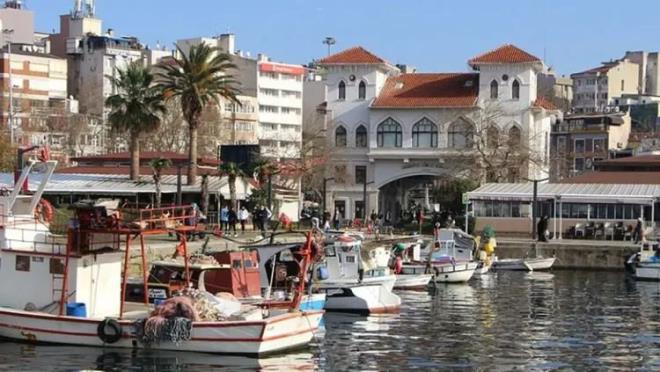 BANDIRMA<br>Bal�kesir'in �nemli liman ve sanayi merkezlerinden Band�rma, Marmara B�lgesi'ndeki stratejik konumuyla il olmaya aday il�eler aras�nda g�steriliyor. Deniz ta��mac�l��� ve sanayinin bulu�tu�u bu nokta, b�lgesel bir merkez olma yolunda ilerliyor.