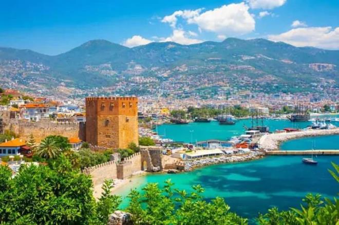 Antalya'n�n turizm lokomotifi Alanya, y�ksek n�fusu, g��l� ekonomisi ve uluslararas� turizm potansiyeliyle listenin ba��nda yer al�yor. �l�enin bu y�n�, onu il olma konusunda g��l� bir aday k�l�yor.