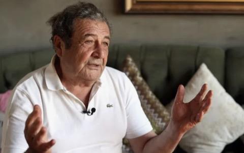 Tar�k Papu��uo�lu'nun Bodrum'da bir misafirhanede ya�amaya ba�lad��� ortaya ��kt�. Asiye Acar'�n sundu�u "Pazar Gezmesi" program�na konuk olan oyuncu, kald��� odan�n kap�lar�n� da ilk kez kameralara a�t�.