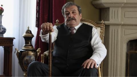 TARIK PABU�CUO�LU K�MD�R?<p>    Tar�k Papu��uo�lu, 14 Ocak 1949 tarihinde �stanbul'da d�nyaya gelmi�tir. T�rk tiyatro, sinema ve dizi oyuncusu olan sanat��, T�rk televizyon tarihine damga vuran unutulmaz karakterlere hayat vermi�tir.<br>    Galatasaray Lisesi'nden mezun olduktan sonra, Devlet G�zel Sanatlar Akademisi Mimarl�k B�l�m�'n� tamamlam��t�r. Mimarl�k e�itimi almas�na ra�men, sahne sanatlar�na olan tutkusu onu tiyatroya y�nlendirmi�tir. Deveku�u Kabare, �sk�dar Oyuncular� ve Ortaoyuncular gibi d�nemin �nemli tiyatro topluluklar�nda �al��arak sahne sanatlar�ndaki yetene�ini geli�tirmi�tir.
